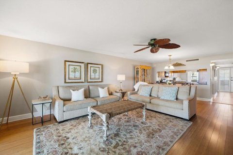 Condo in Saint Pete Beach, Florida, 2 bedrooms № 2196860 - photo 9