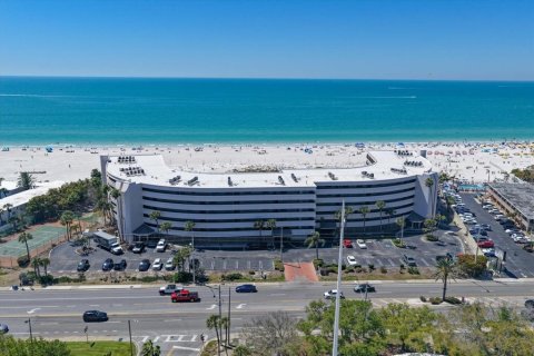 Condo in Saint Pete Beach, Florida, 2 bedrooms № 2196860 - photo 2