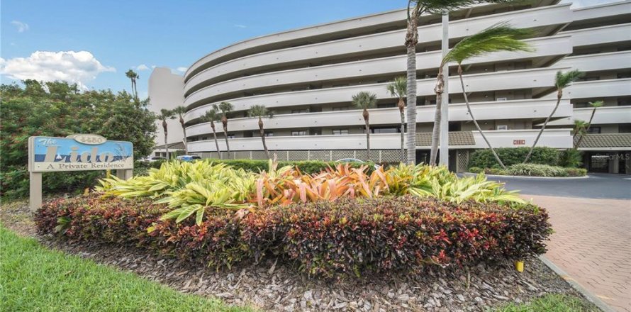 Condo in Saint Pete Beach, Florida, 2 bedrooms № 2196860