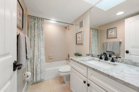 Condo in Saint Pete Beach, Florida, 2 bedrooms № 2196860 - photo 27