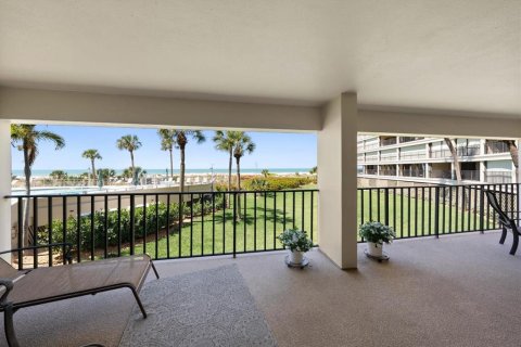 Condo in Saint Pete Beach, Florida, 2 bedrooms № 2196860 - photo 5