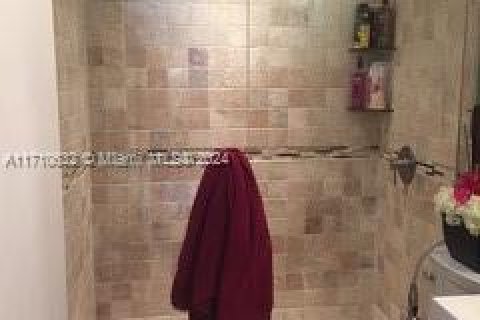 Condo in Hialeah, Florida, 2 bedrooms  № 1694354 - photo 9