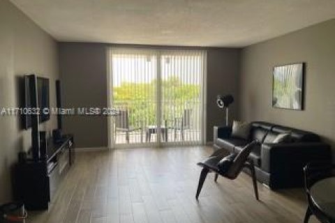 Condo in Hialeah, Florida, 2 bedrooms  № 1694354 - photo 1