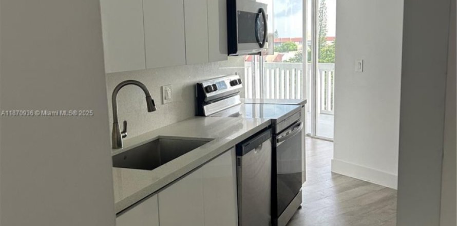 Condo in Lauderhill, Florida, 2 bedrooms № 2060191