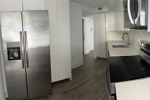 Condo in Lauderhill, Florida, 2 bedrooms № 2060191 - photo 2