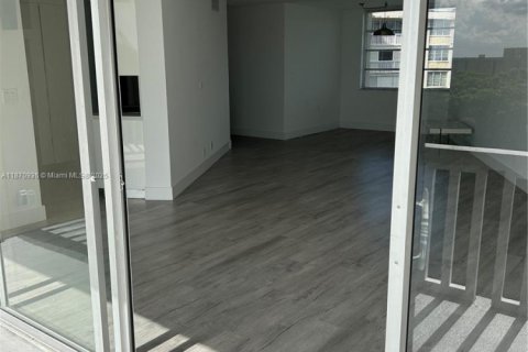 Condo in Lauderhill, Florida, 2 bedrooms № 2060191 - photo 7