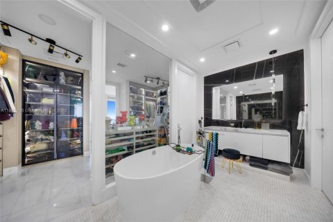 Купить кондоминиум в Майами, Флорида 3 спальни, 198.9м2, № 1965862 - фото 23