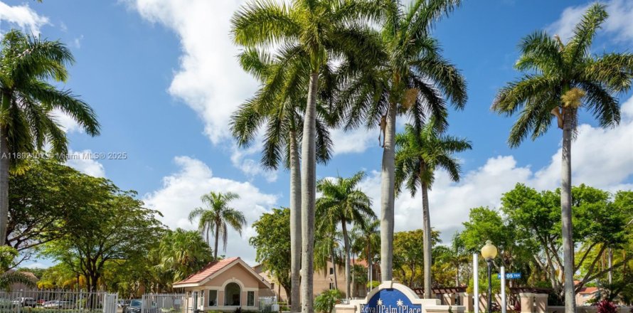 Condominio en Miami, Florida, 2 dormitorios № 1944179