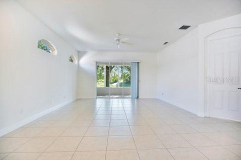 Duplex in DeBary, Florida 2 bedrooms, 164.07 sq.m. № 2123719 - photo 10
