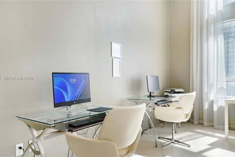 Condo in Miami, Florida, 1 bedroom  № 2025193 - photo 22