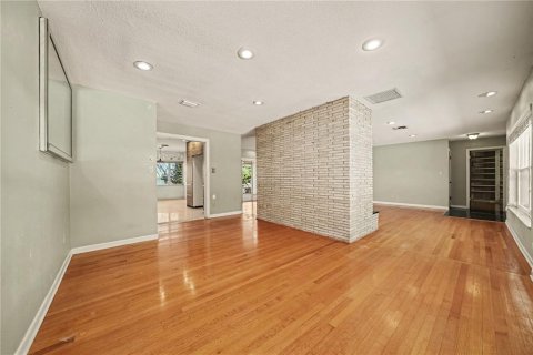 House in Belle Isle, Florida 6 bedrooms, 317.82 sq.m. № 2429422 - photo 15
