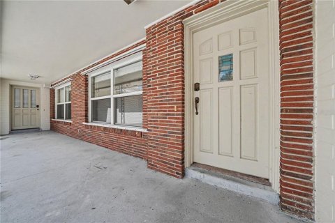 House in Belle Isle, Florida 6 bedrooms, 317.82 sq.m. № 2429422 - photo 5