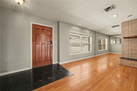 House in Belle Isle, Florida 6 bedrooms, 317.82 sq.m. № 2429422 - photo 6