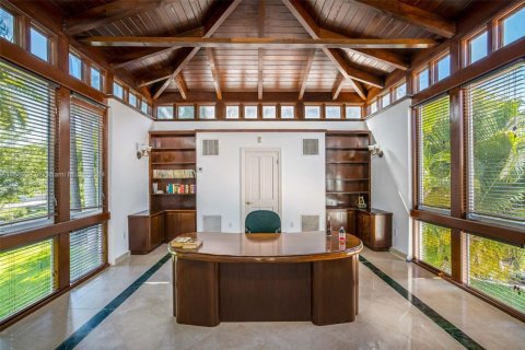 House in Coral Gables, Florida 7 bedrooms, 895.58 sq.m. № 2037500 - photo 12