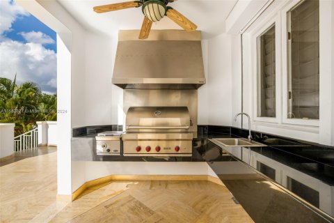 House in Coral Gables, Florida 7 bedrooms, 895.58 sq.m. № 2037500 - photo 19