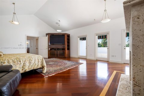 House in Coral Gables, Florida 7 bedrooms, 895.58 sq.m. № 2037500 - photo 15