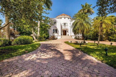 House in Coral Gables, Florida 7 bedrooms, 895.58 sq.m. № 2037500 - photo 6