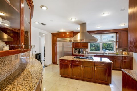 House in Coral Gables, Florida 7 bedrooms, 895.58 sq.m. № 2037500 - photo 13