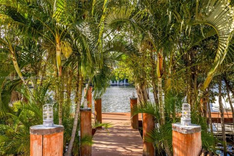 House in Coral Gables, Florida 7 bedrooms, 895.58 sq.m. № 2037500 - photo 29