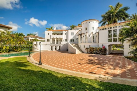 House in Coral Gables, Florida 7 bedrooms, 895.58 sq.m. № 2037500 - photo 23