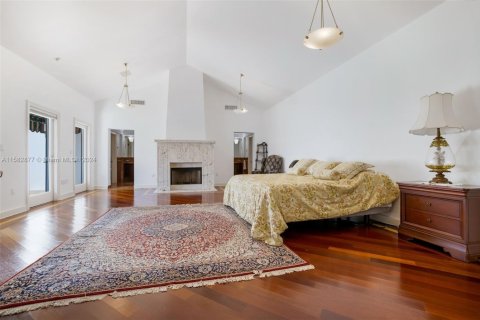 House in Coral Gables, Florida 7 bedrooms, 895.58 sq.m. № 2037500 - photo 14