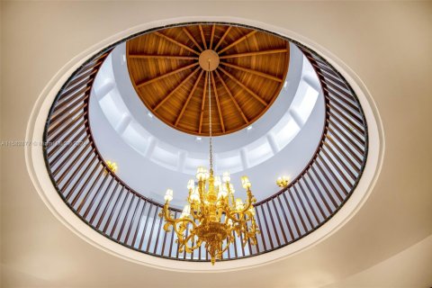 House in Coral Gables, Florida 7 bedrooms, 895.58 sq.m. № 2037500 - photo 8