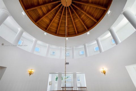 House in Coral Gables, Florida 7 bedrooms, 895.58 sq.m. № 2037500 - photo 11