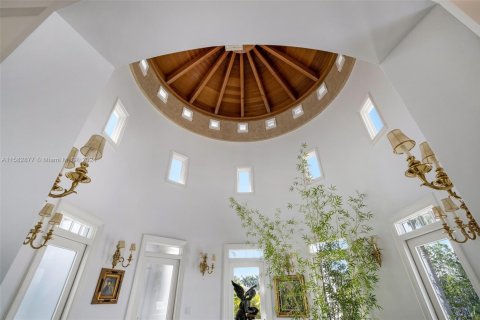 House in Coral Gables, Florida 7 bedrooms, 895.58 sq.m. № 2037500 - photo 10