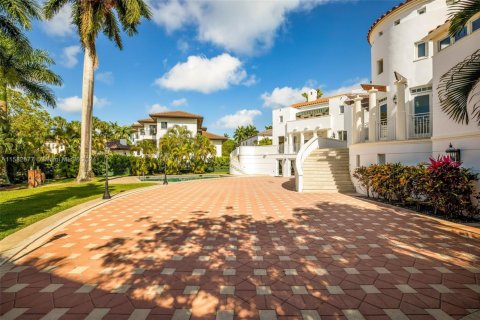 House in Coral Gables, Florida 7 bedrooms, 895.58 sq.m. № 2037500 - photo 21