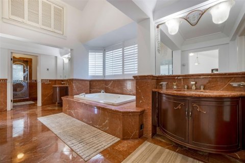 House in Coral Gables, Florida 7 bedrooms, 895.58 sq.m. № 2037500 - photo 16