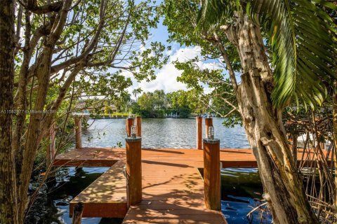 House in Coral Gables, Florida 7 bedrooms, 895.58 sq.m. № 2037500 - photo 30