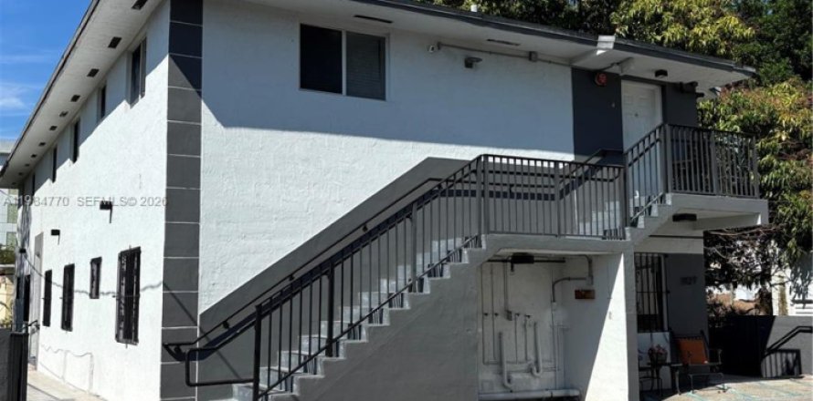 Commercial property in Miami, Florida № 2055561