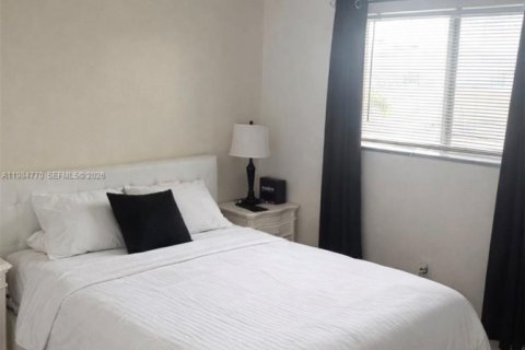 Commercial property in Miami, Florida № 2055561 - photo 5