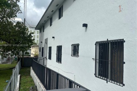 Commercial property in Miami, Florida № 2055561 - photo 9