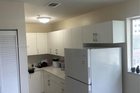 Commercial property in Miami, Florida № 2055561 - photo 11