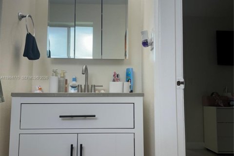 Commercial property in Miami, Florida № 2055561 - photo 12