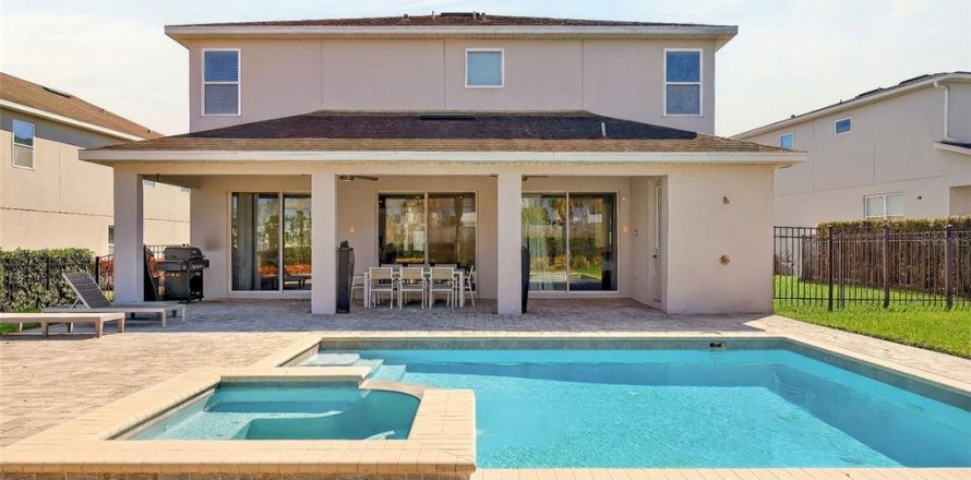House in Kissimmee, Florida 9 bedrooms, 430.14 sq.m. № 2106893