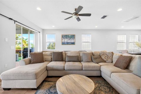House in Kissimmee, Florida 9 bedrooms, 430.14 sq.m. № 2106893 - photo 9
