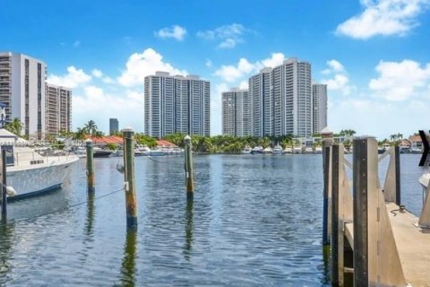 Condo in Aventura, Florida, 2 bedrooms № 2010770 - photo 14