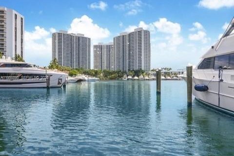 Condo in Aventura, Florida, 2 bedrooms № 2010770 - photo 16