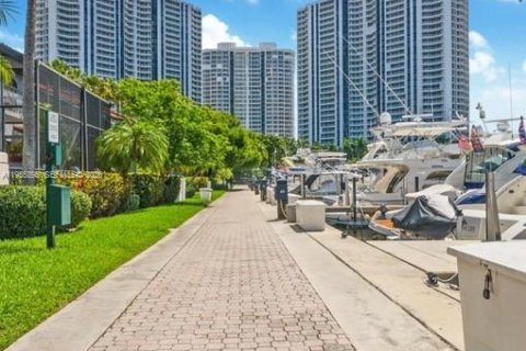 Condo in Aventura, Florida, 2 bedrooms № 2010770 - photo 10