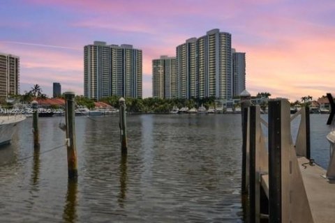 Condo in Aventura, Florida, 2 bedrooms № 2010770 - photo 15