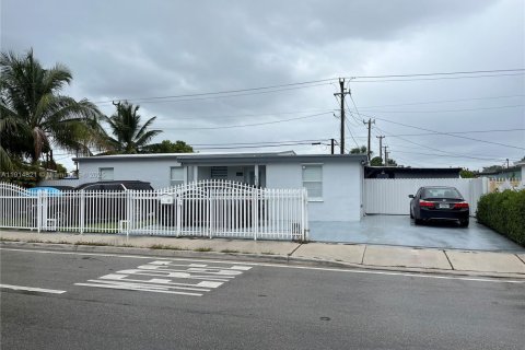 House in Miami, Florida 4 bedrooms, 169.45 sq.m. № 1971361 - photo 1