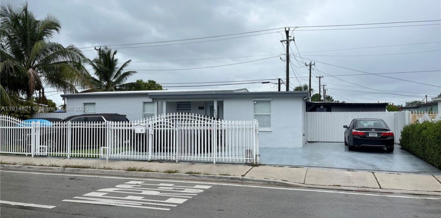 House in Miami, Florida 4 bedrooms, 169.45 sq.m. № 1971361