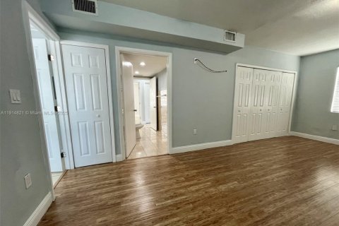 House in Miami, Florida 4 bedrooms, 169.45 sq.m. № 1971361 - photo 5