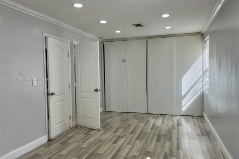 House in Miami, Florida 4 bedrooms, 169.45 sq.m. № 1971361 - photo 7