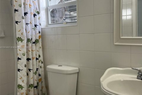 House in Miami, Florida 4 bedrooms, 169.45 sq.m. № 1971361 - photo 11