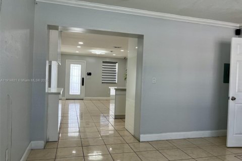 House in Miami, Florida 4 bedrooms, 169.45 sq.m. № 1971361 - photo 8