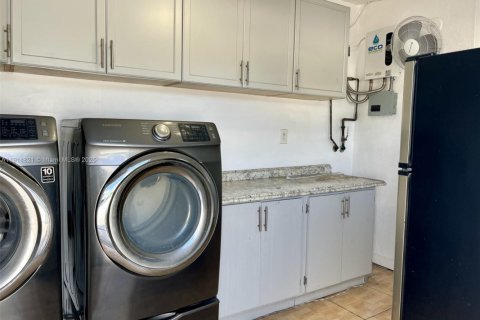 House in Miami, Florida 4 bedrooms, 169.45 sq.m. № 1971361 - photo 9