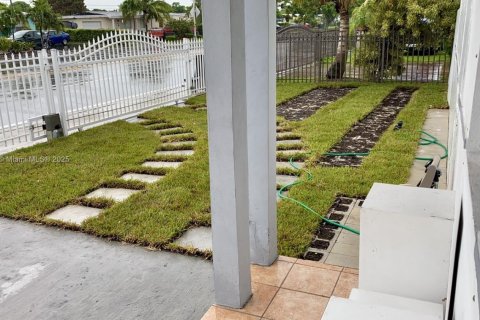 House in Miami, Florida 4 bedrooms, 169.45 sq.m. № 1971361 - photo 13